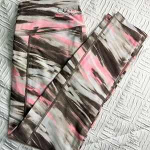 Calvin Klein performance size M. Side pockets. Stretchy fit. Great quality.